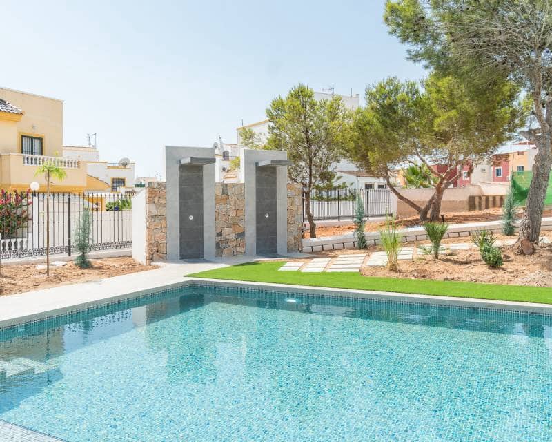 3 soverom Hus til salgs i Torrevieja med svømmebasseng - € 340 000 (Ref: 9989503)
