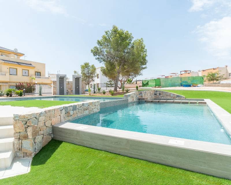 3 soverom Hus til salgs i Torrevieja med svømmebasseng - € 340 000 (Ref: 9989503)
