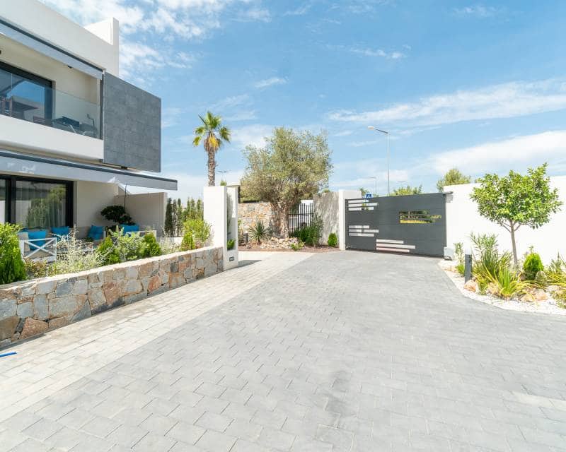 3 soverom Hus til salgs i Torrevieja med svømmebasseng - € 340 000 (Ref: 9989503)