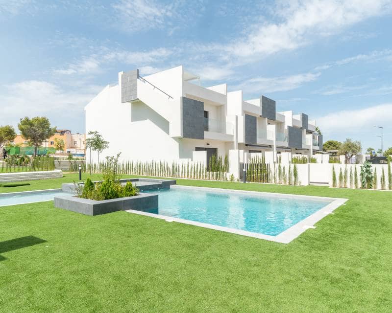 3 soverom Hus til salgs i Torrevieja med svømmebasseng - € 340 000 (Ref: 9989503)