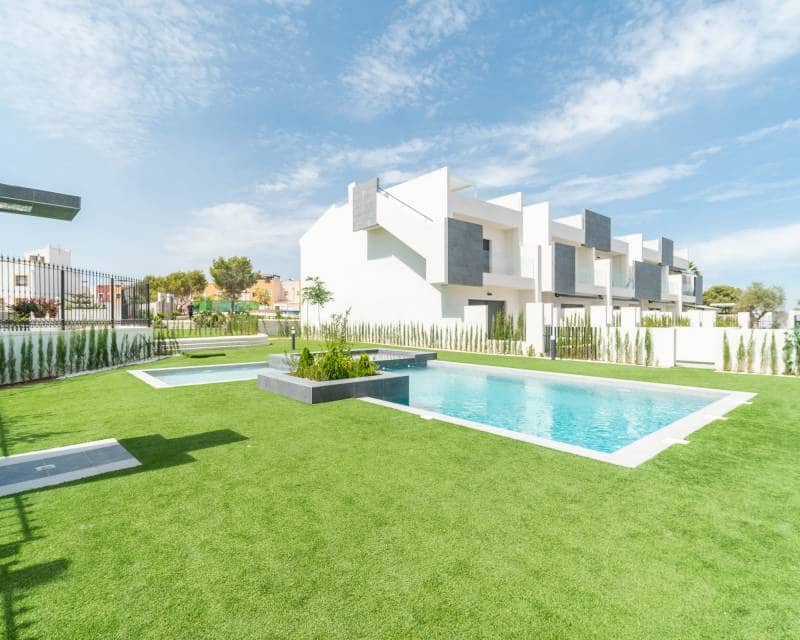 3 soverom Hus til salgs i Torrevieja med svømmebasseng - € 340 000 (Ref: 9989503)