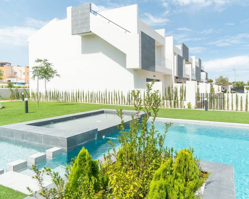 3 soverom Hus til salgs i Torrevieja med svømmebasseng - € 340 000 (Ref: 9989503)