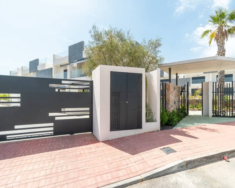 3 soverom Hus til salgs i Torrevieja med svømmebasseng - € 340 000 (Ref: 9989503)