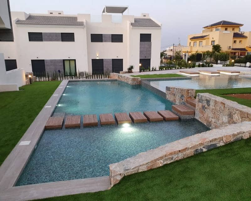3 soverom Hus til salgs i Torrevieja med svømmebasseng - € 340 000 (Ref: 9989503)