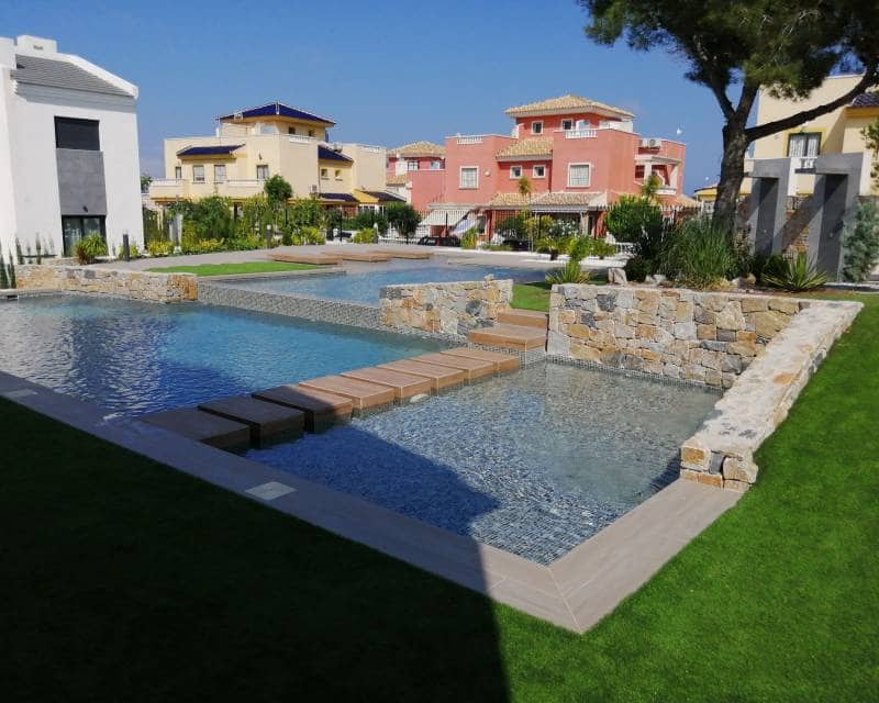 3 soverom Hus til salgs i Torrevieja med svømmebasseng - € 340 000 (Ref: 9989503)