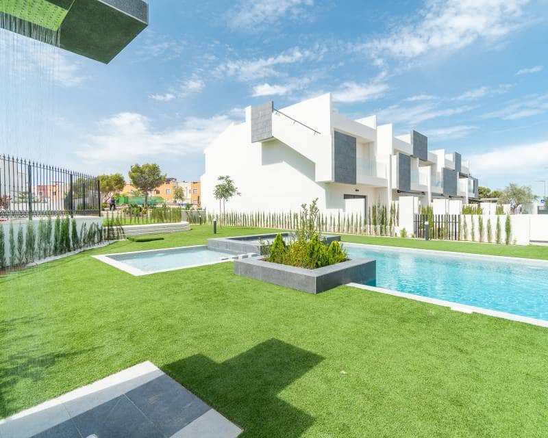 3 soverom Hus til salgs i Torrevieja med svømmebasseng - € 340 000 (Ref: 9989503)