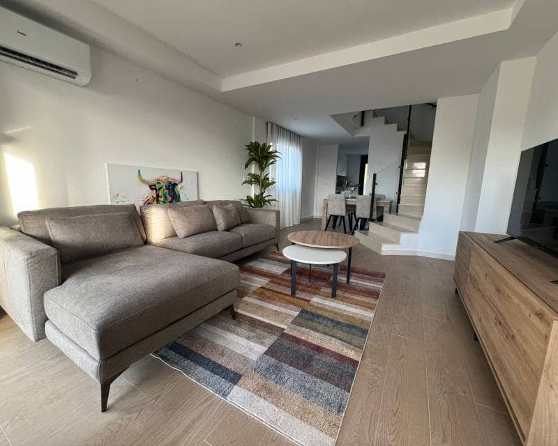 2 soverom Kjedet enebolig til salgs i Portman med svømmebasseng - € 208 000 (Ref: 9989664)