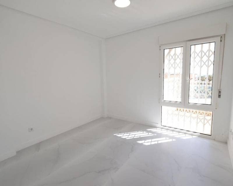 Ático de 2 habitaciones en Cabo Roig en venta - 239.000 € (Ref: 9989892)