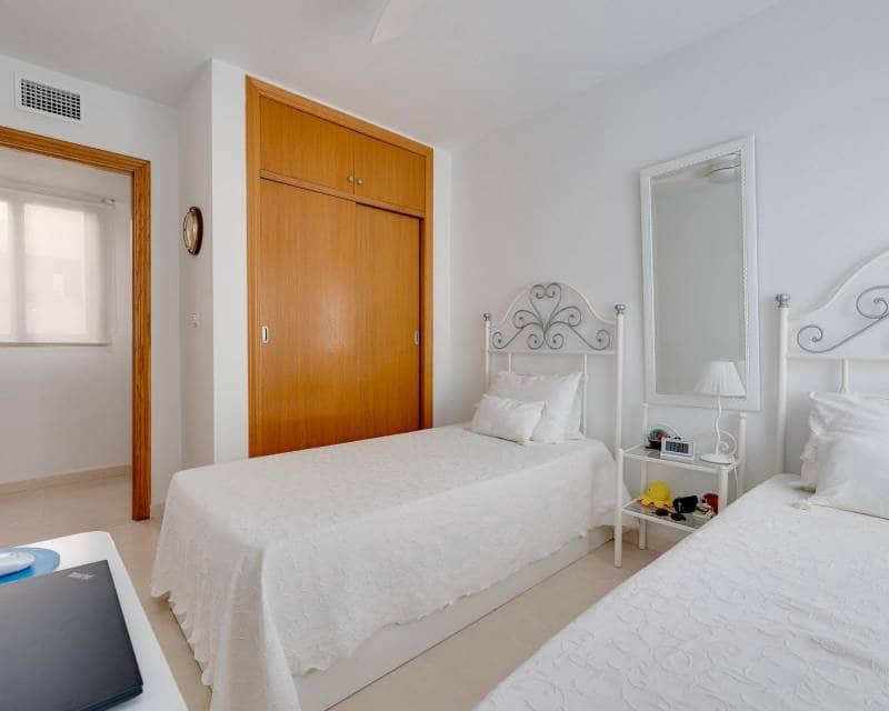 Ático de 3 habitaciones en Torrevieja en venta con piscina - 350.000 € (Ref: 9991854)