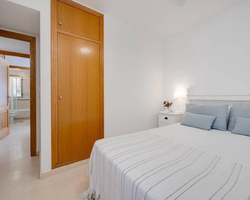 Ático de 3 habitaciones en Torrevieja en venta con piscina - 350.000 € (Ref: 9991854)