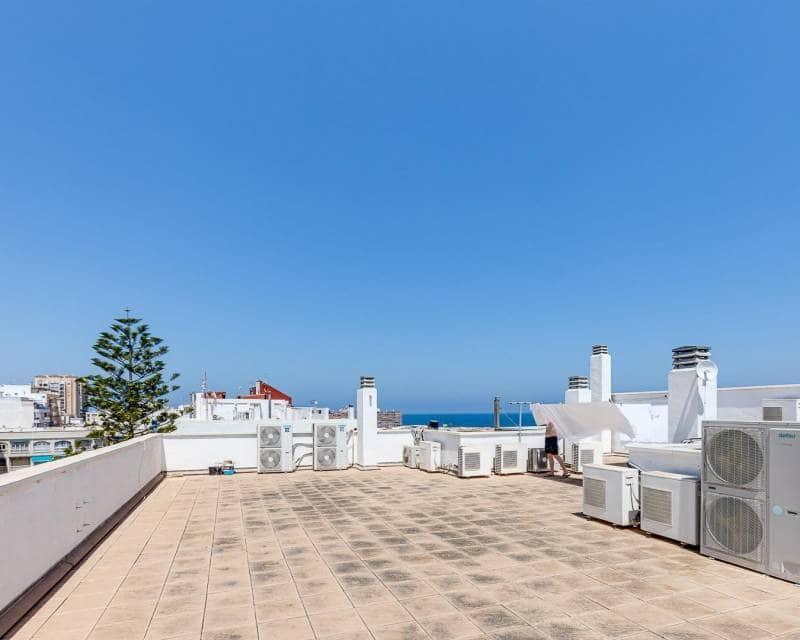 Ático de 3 habitaciones en Torrevieja en venta con piscina - 350.000 € (Ref: 9991854)