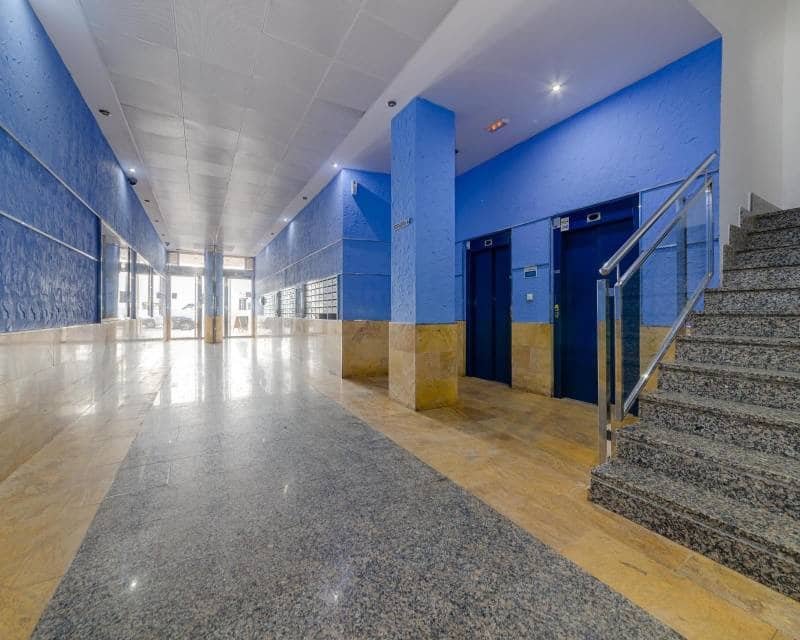 Ático de 3 habitaciones en Torrevieja en venta con piscina - 350.000 € (Ref: 9991854)