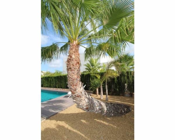 3 bedroom Villa for sale in Ciudad Quesada, Rojales with pool - € 750,000 (Ref: 9995965)