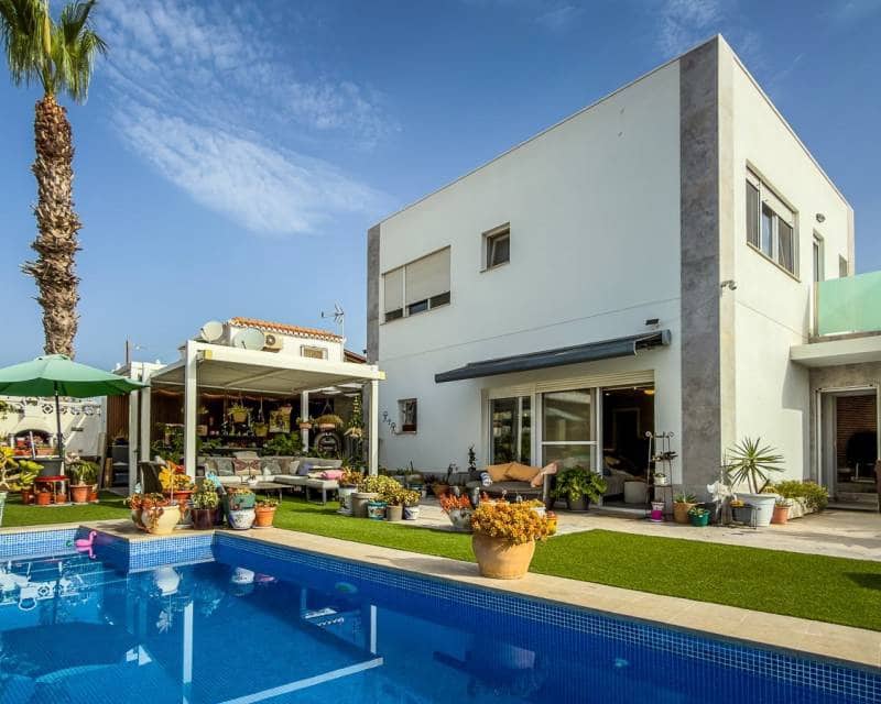 2 bedroom Villa for sale in Torrevieja with pool - € 465,000 (Ref: 9996245)