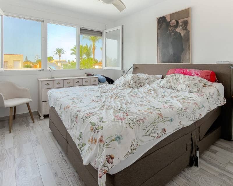 2 bedroom Villa for sale in Torrevieja with pool - € 465,000 (Ref: 9996245)