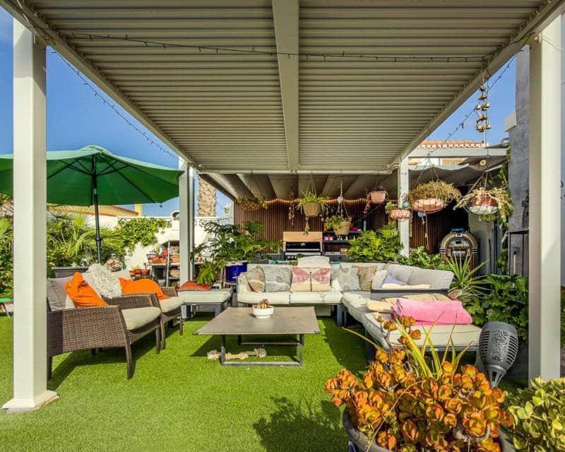 2 bedroom Villa for sale in Torrevieja with pool - € 465,000 (Ref: 9996245)
