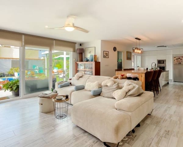 Chalet de 2 habitaciones en El Chaparral - La Siesta - La Torreta, Torrevieja en venta con piscina - 465.000 € (Ref: 9996245)
