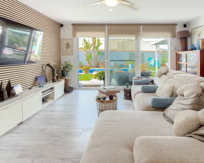 2 bedroom Villa for sale in Torrevieja with pool - € 465,000 (Ref: 9996245)