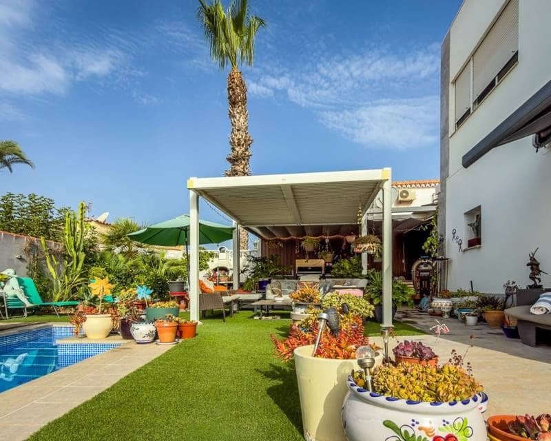 2 bedroom Villa for sale in Torrevieja with pool - € 465,000 (Ref: 9996245)
