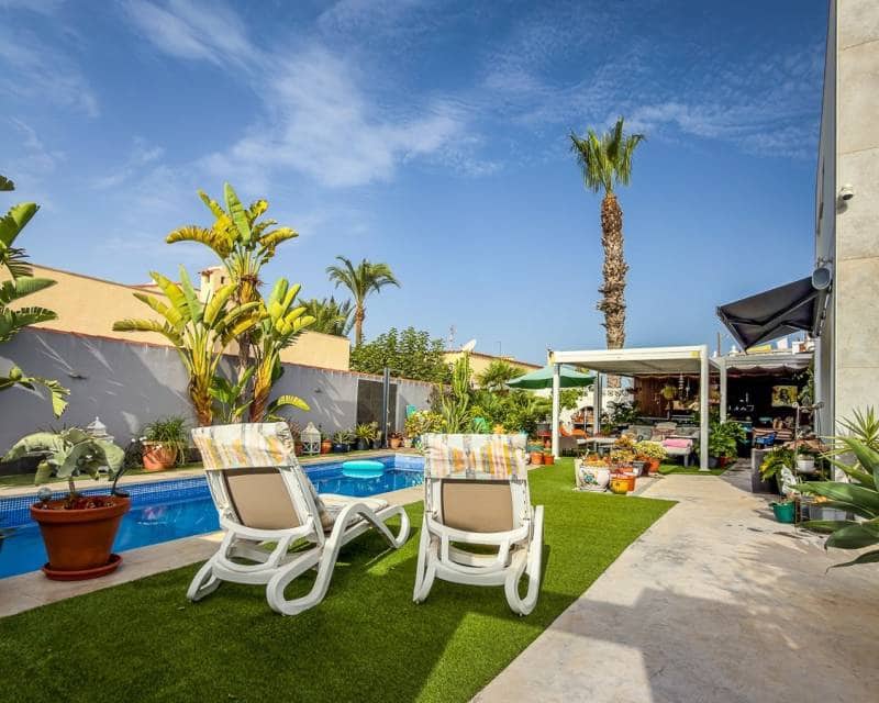 2 bedroom Villa for sale in Torrevieja with pool - € 465,000 (Ref: 9996245)