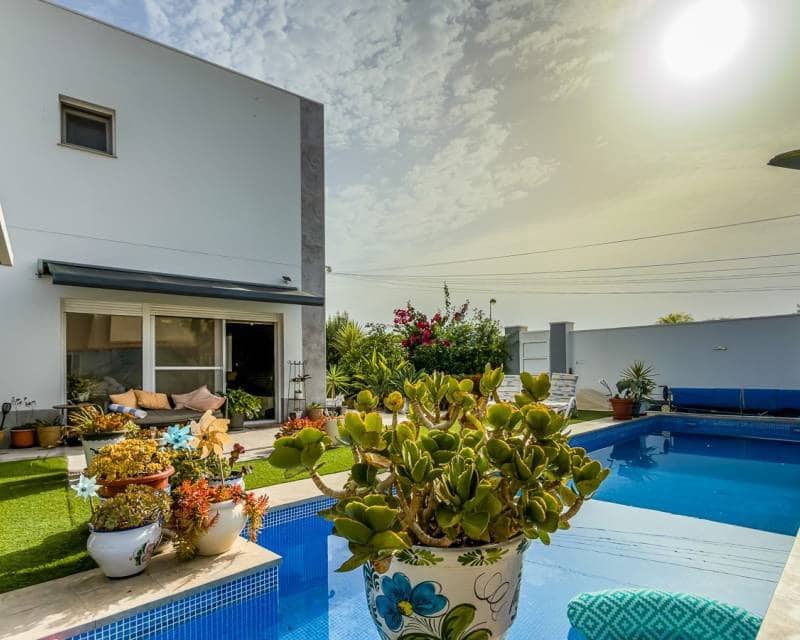 2 bedroom Villa for sale in Torrevieja with pool - € 465,000 (Ref: 9996245)