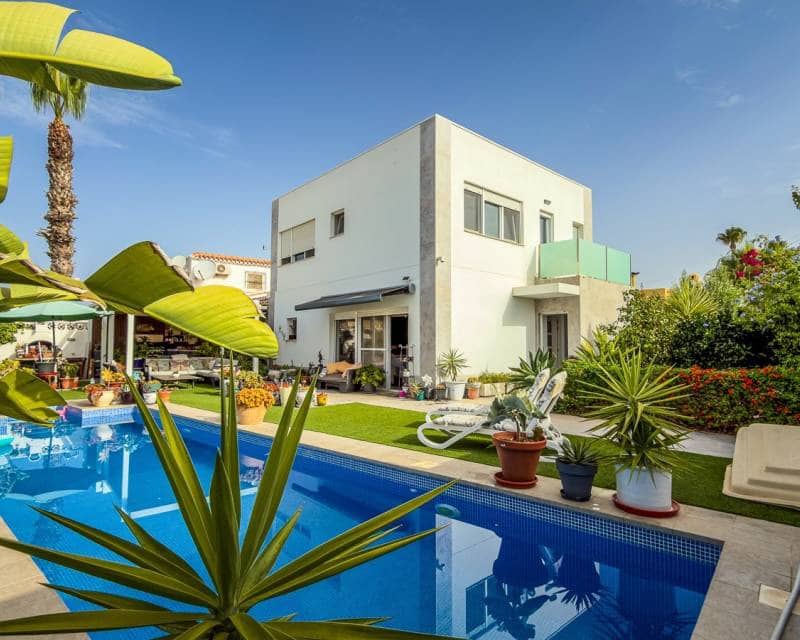 2 bedroom Villa for sale in Torrevieja with pool - € 465,000 (Ref: 9996245)