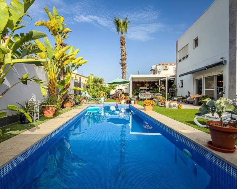 2 bedroom Villa for sale in Torrevieja with pool - € 465,000 (Ref: 9996245)