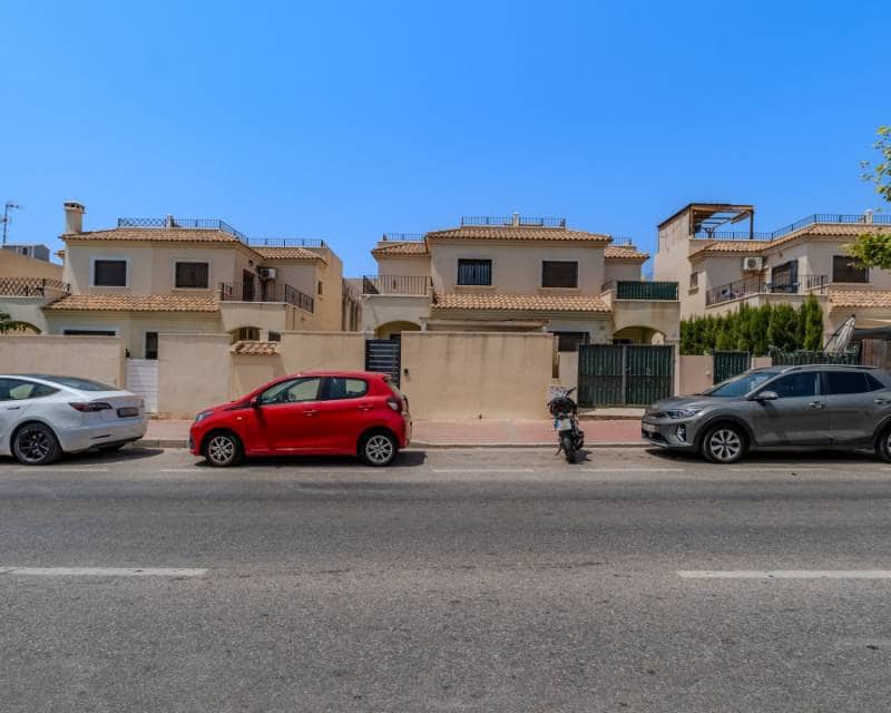3 soverom Villa til salgs i Torrevieja med svømmebasseng - € 305 000 (Ref: 9997651)
