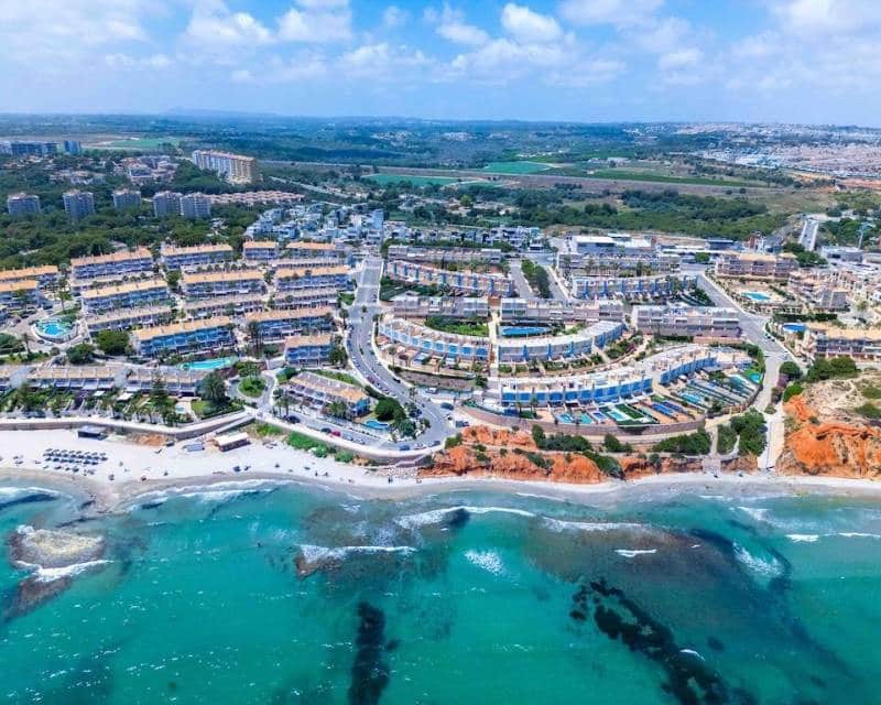 3 soveværelse Byhus til salg i Campoamor med swimmingpool garage - € 450.000 (Ref: 9997902)