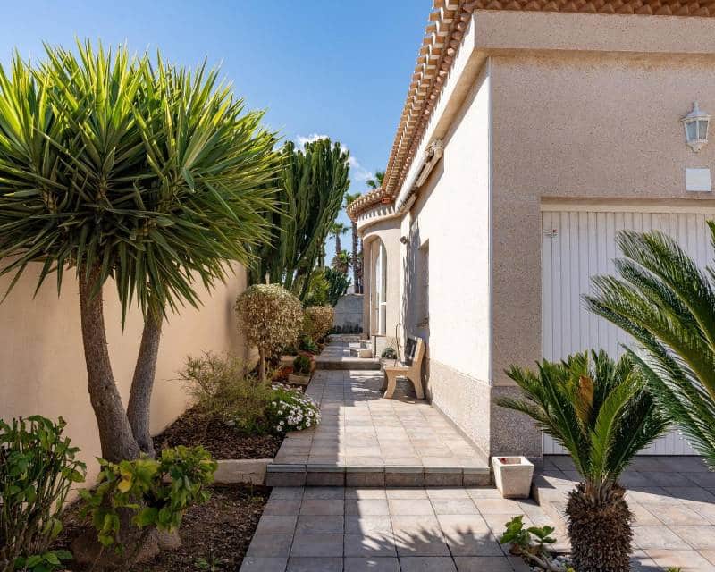 3 camera da letto Villa in vendita in Playa Flamenca con piscina garage - 560.000 € (Rif: 9999068)