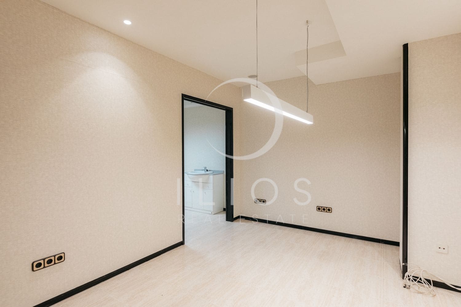 Erhverv til salg i Valencia by - € 800.000 (Ref: 8916187)