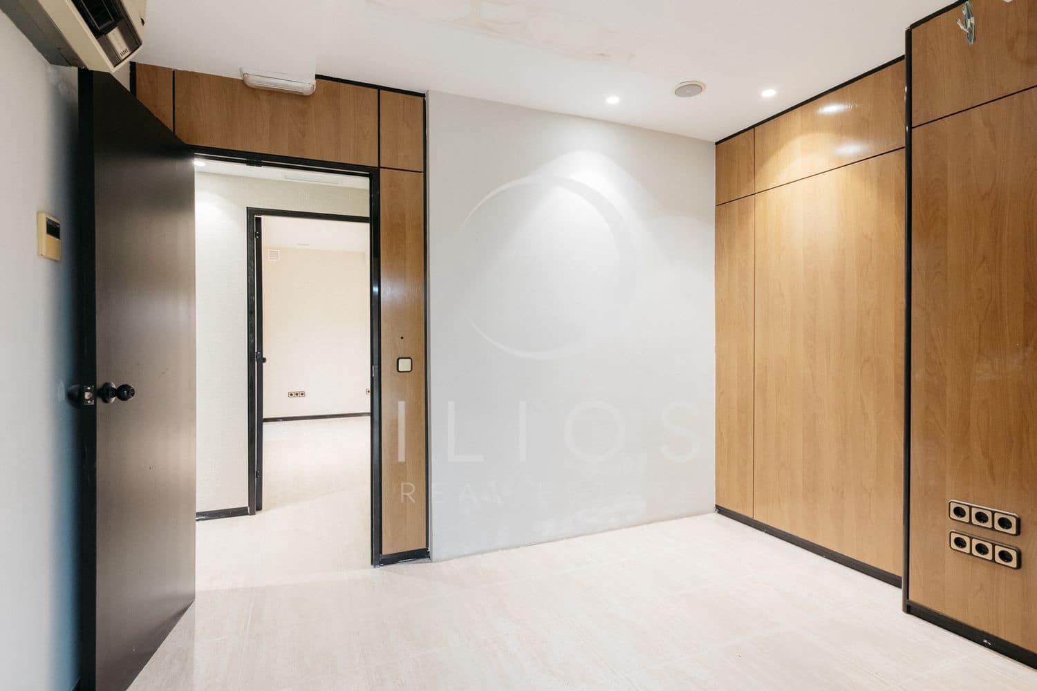 Commercial for sale in Valencia city - € 800,000 (Ref: 8916187)