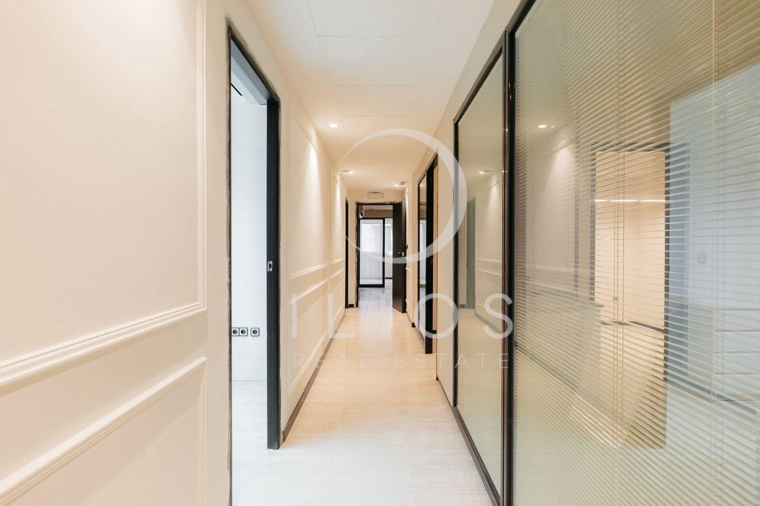 Commercial for sale in Valencia city - € 800,000 (Ref: 8916187)