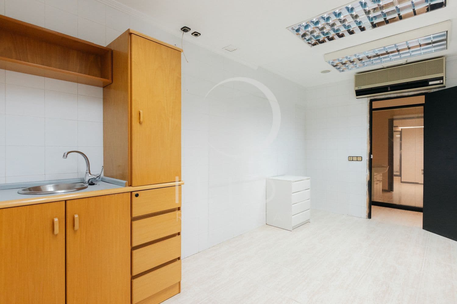 Commercial for sale in Valencia city - € 800,000 (Ref: 8916187)