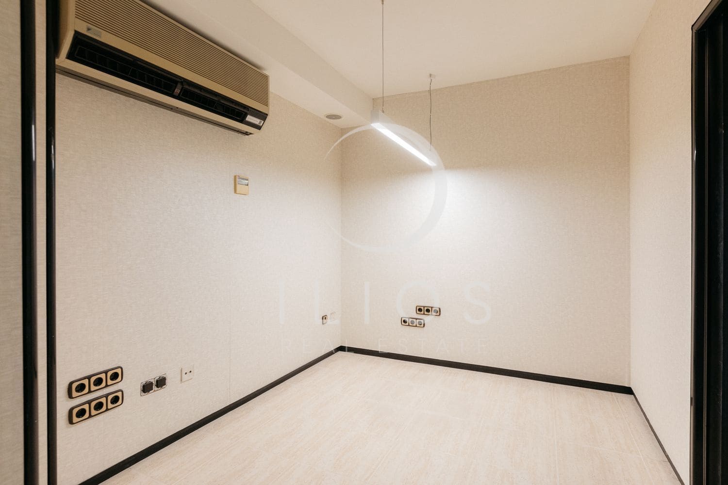 Commercial for sale in Valencia city - € 800,000 (Ref: 8916187)
