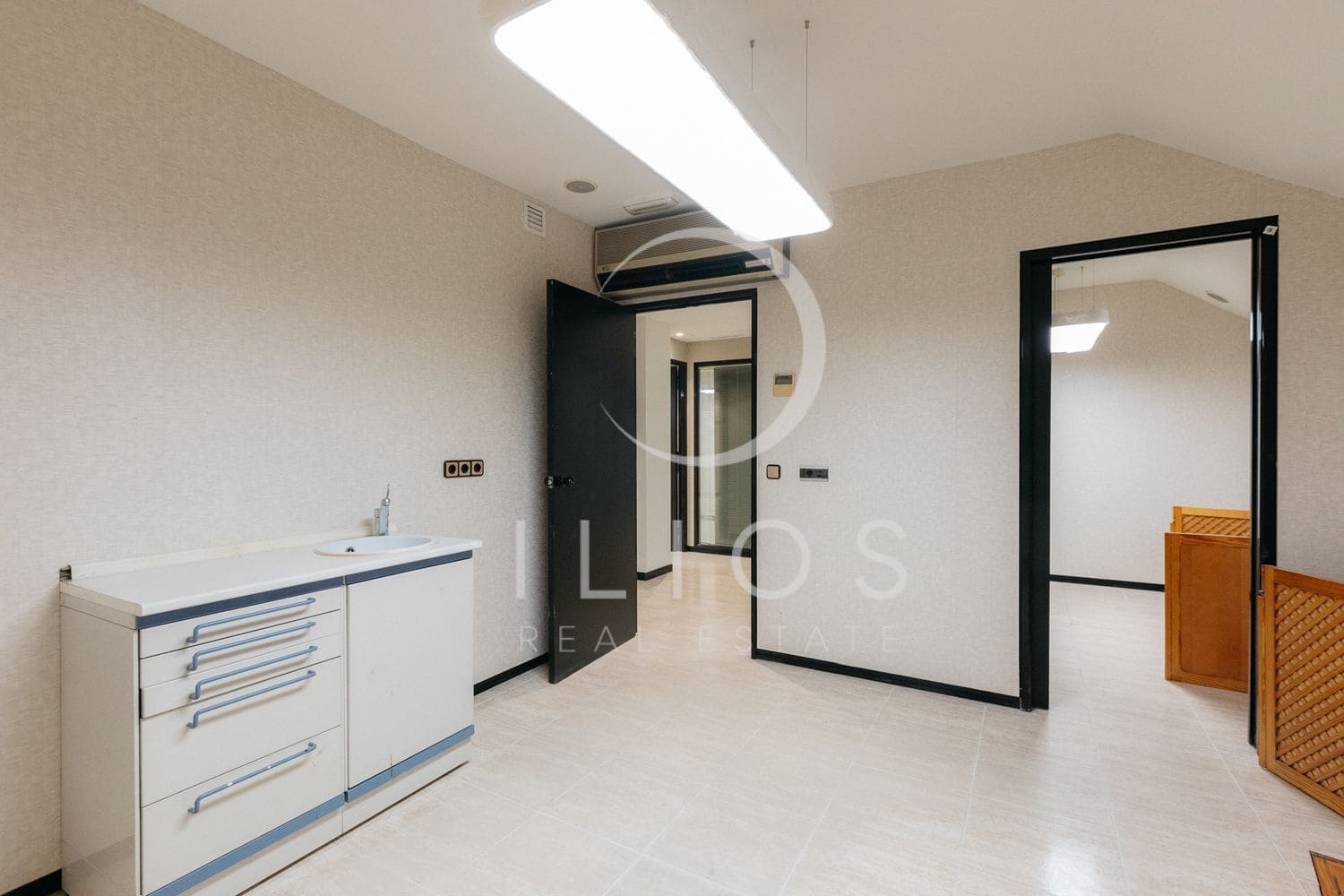 Commercial for sale in Valencia city - € 800,000 (Ref: 8916187)