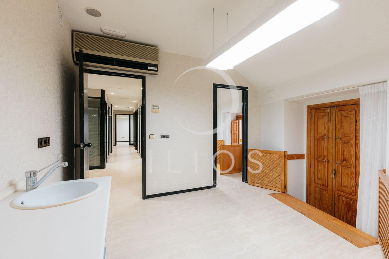 Commercial for sale in Valencia city - € 800,000 (Ref: 8916187)