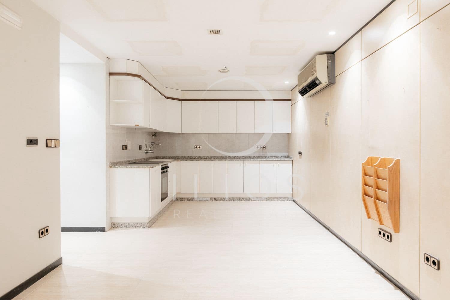 Commercial for sale in Valencia city - € 800,000 (Ref: 8916187)
