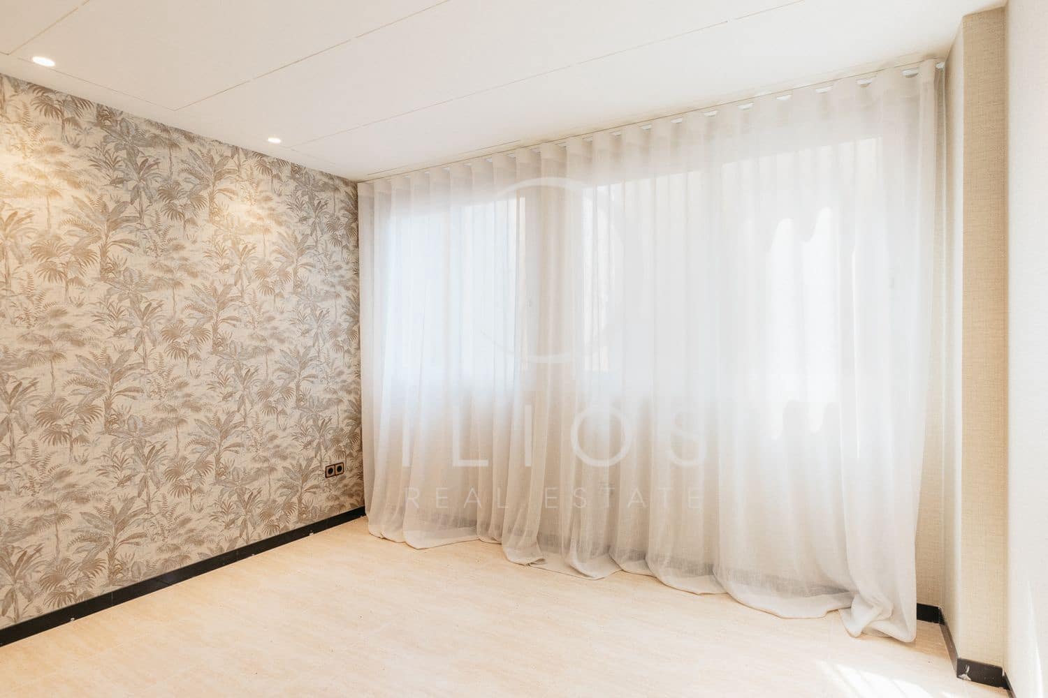 Commercial for sale in Valencia city - € 800,000 (Ref: 8916187)