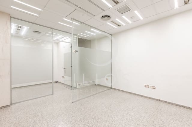 Commercial for sale in El Pla del Remei, Valencia city - € 600,000 (Ref: 8916188)