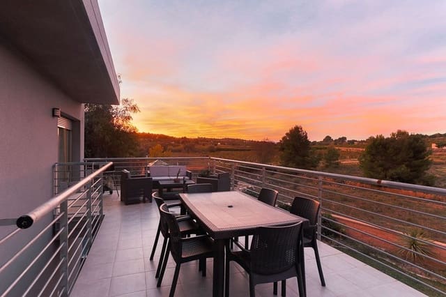 6 soverom Villa til salgs i Montserrat med svømmebasseng garasje - € 436 000 (Ref: 8981544)