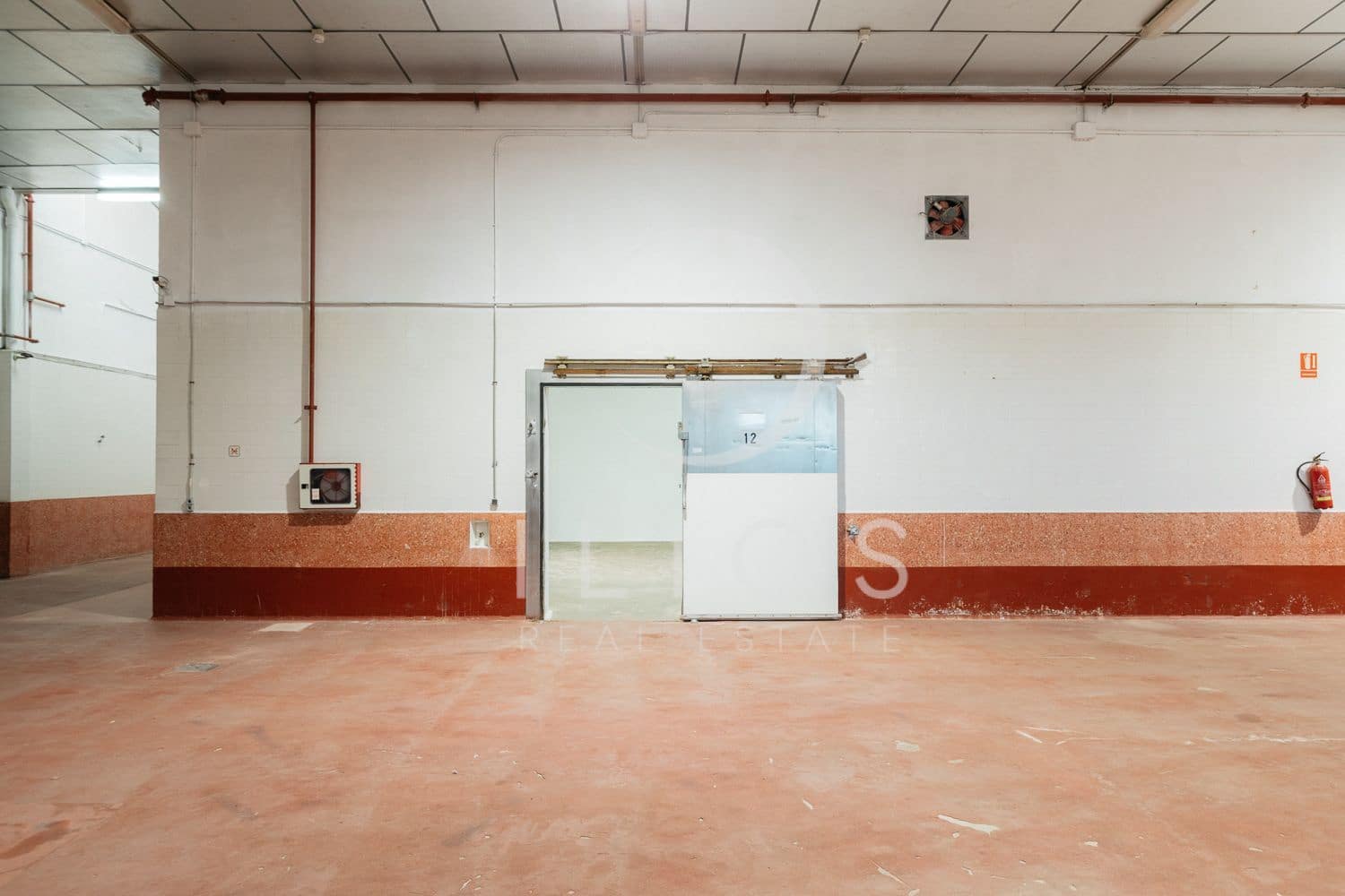 Kaupallinen myytävänä paikassa Vilamarxant / Villamarchante - 2 000 000 € (Ref: 9387662)