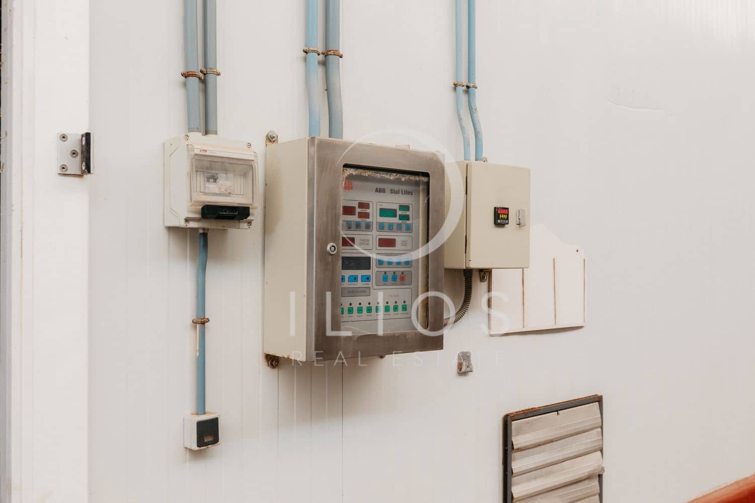 Kaupallinen myytävänä paikassa Vilamarxant / Villamarchante - 2 000 000 € (Ref: 9387662)