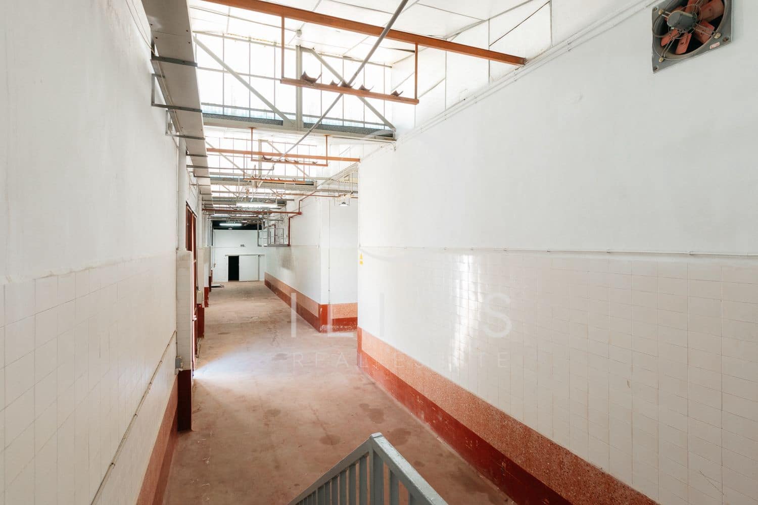 Kaupallinen myytävänä paikassa Vilamarxant / Villamarchante - 2 000 000 € (Ref: 9387662)