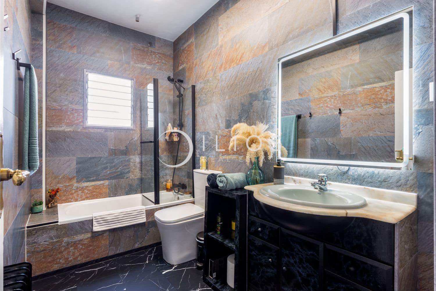 4 bedroom Villa for sale in Bunol with pool garage - € 250,000 (Ref: 9483834)