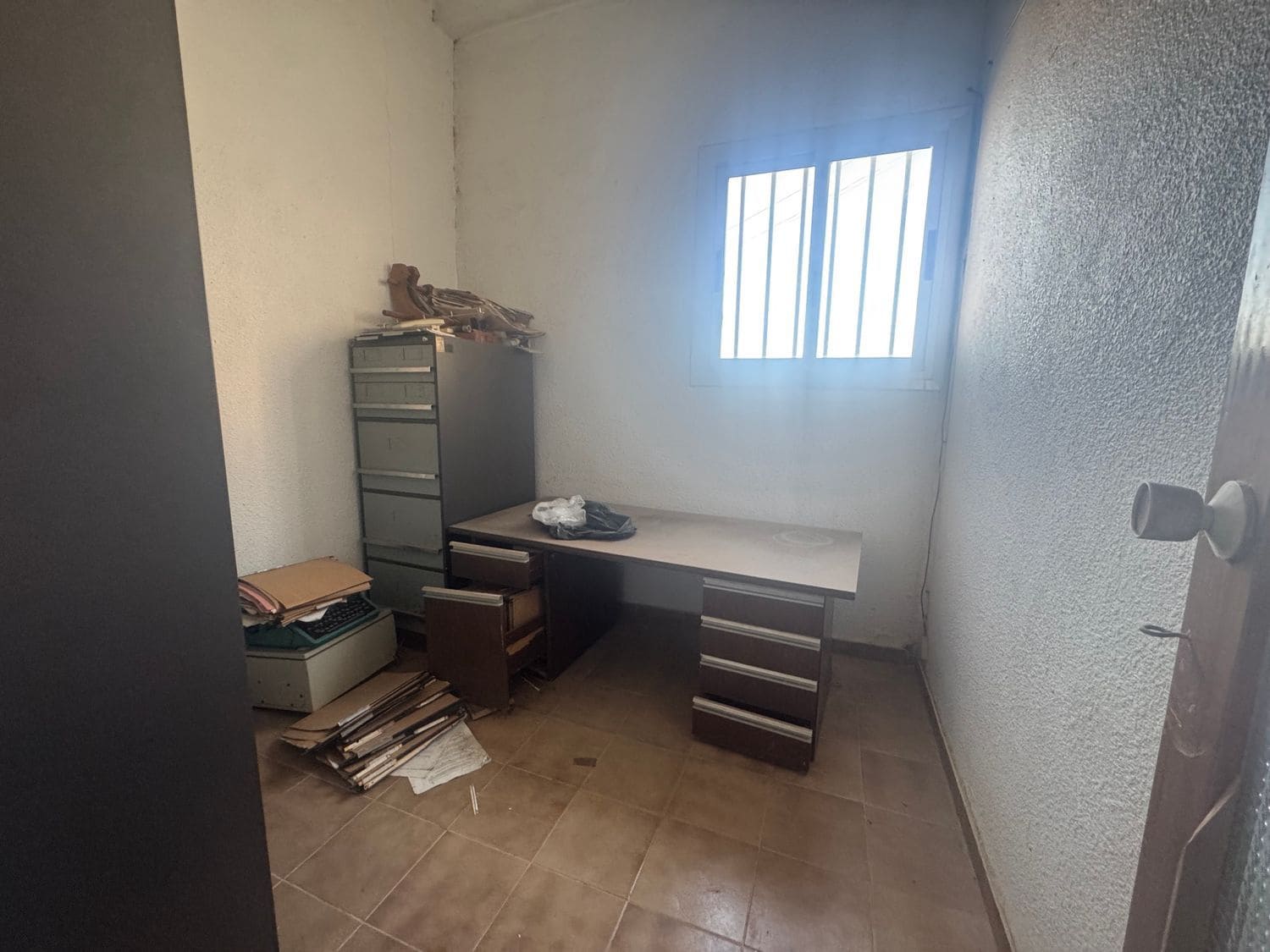 Commercial for sale in Manises - € 155,000 (Ref: 9741639)