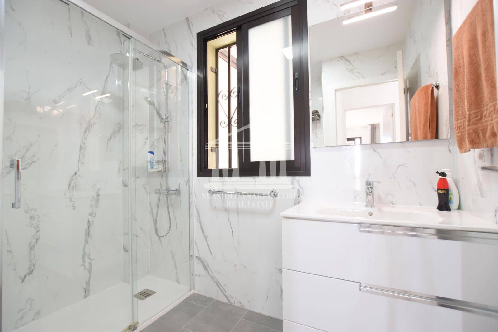 1 soverom Leilighet til salgs i Playa de las Americas med svømmebasseng garasje - € 330 000 (Ref: 8635865)