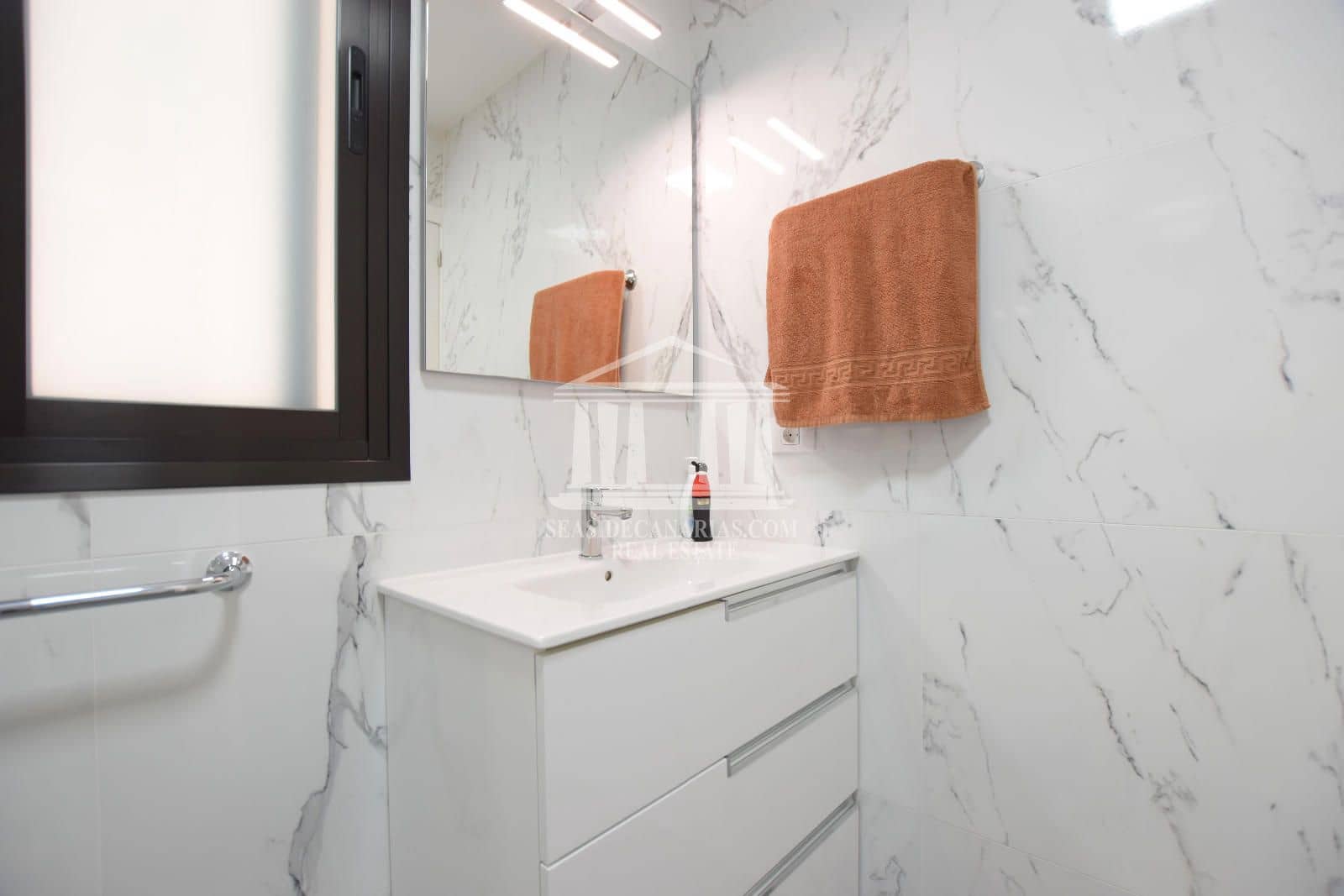 1 soverom Leilighet til salgs i Playa de las Americas med svømmebasseng garasje - € 330 000 (Ref: 8635865)