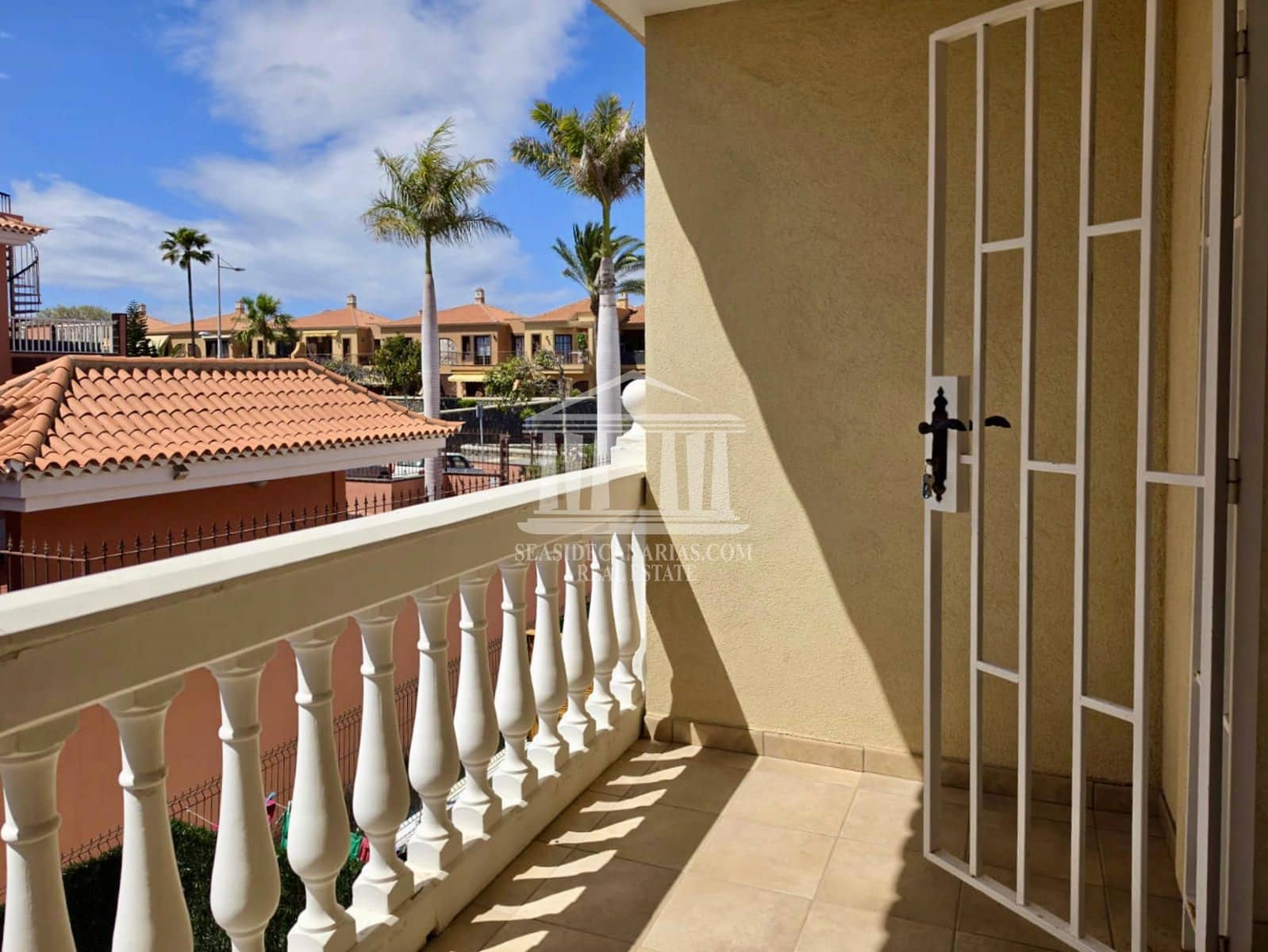 Piso en Costa del Silencio en venta con piscina - 157.500 € (Ref: 9752379)