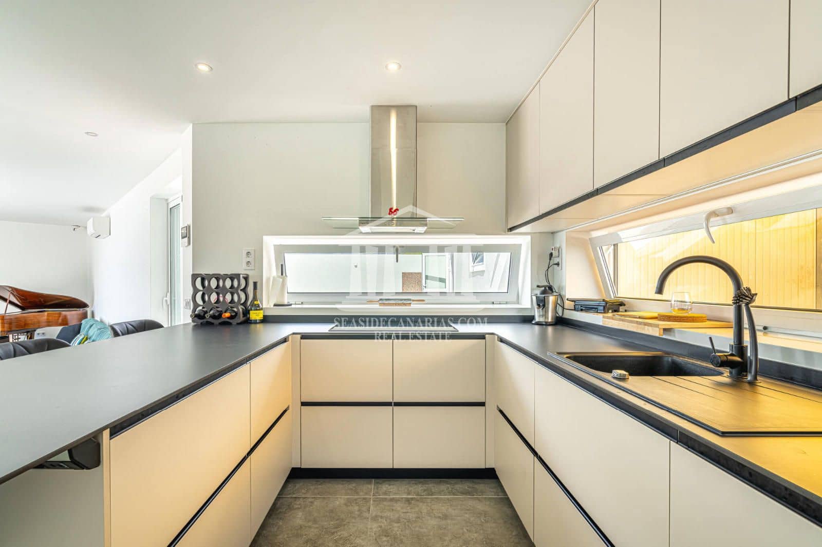 3 soverom Villa til salgs i Guia de Isora med svømmebasseng garasje - € 998 000 (Ref: 9752383)